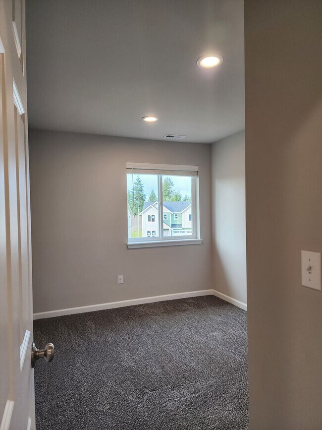 Building Photo - 15603 View Dr Ct SE