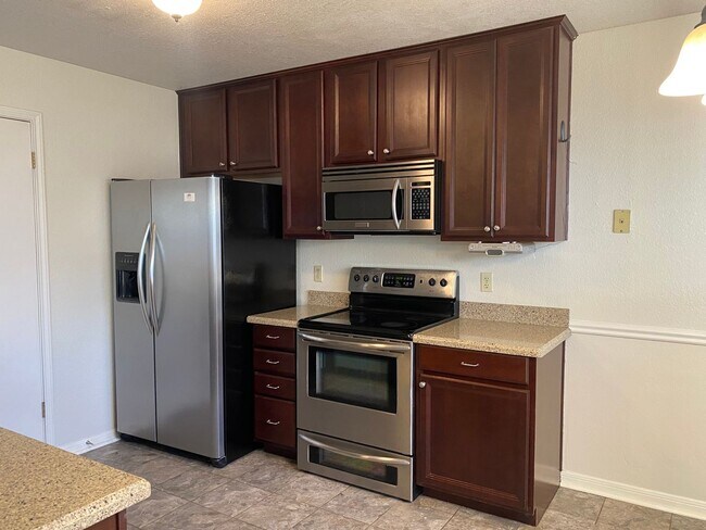 Building Photo - UPDATED 3 BEDROOM, EASY COMMUTE