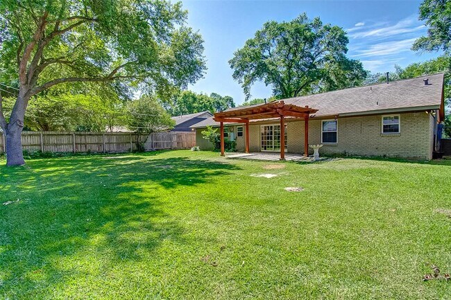 Building Photo - 9638 Meadowglen Ln