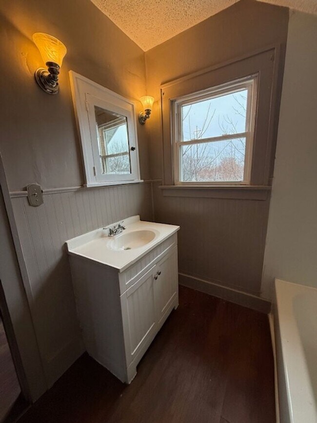 Building Photo - 3 Bedroom / 1 Bath house with Garage in Peoria