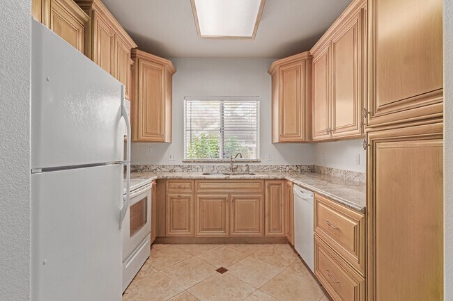 Building Photo - Beautiful 2 bedroom 2 bathroom first floor...