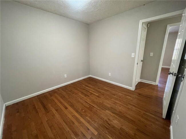 Building Photo - 3015 Cascade Manor Dr