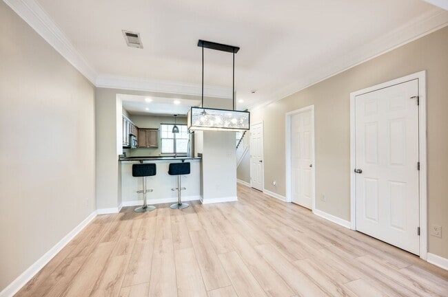 Building Photo - Awesome 2BE/2.5BA in the Pristine Park at ...