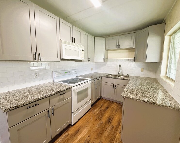 Building Photo - Cozy 3 Bedroom Home with Updated Kitchen and Spacious Yard in Port Charlotte