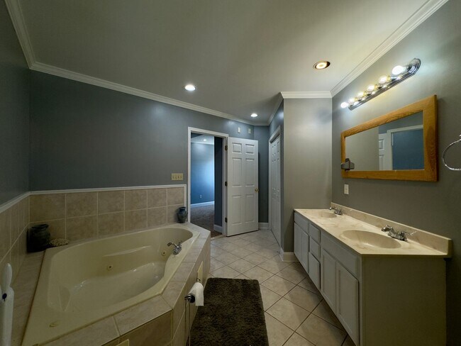 Building Photo - Charming 2Bed/2.5Bath in Washington Vilage - Extra Space in the Basement