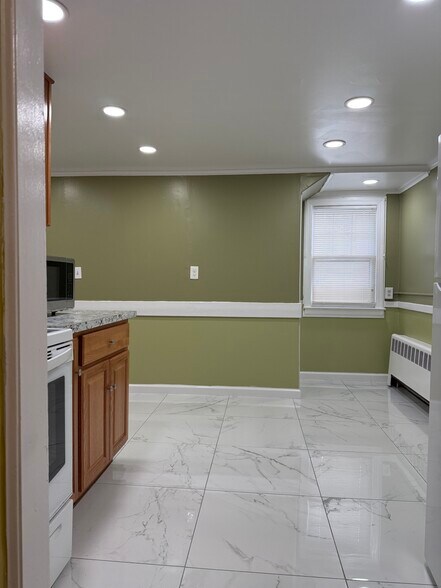 Building Photo - 214 Columbia St