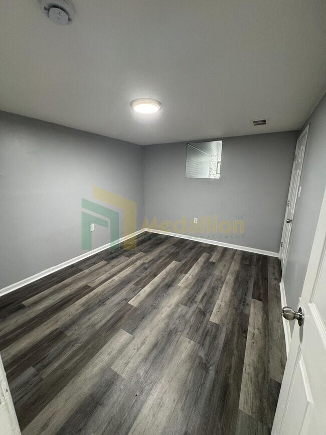 Building Photo - Stylish 4BR/2BA Home with Modern Updates & Finished Basement ( Near 124TH & LaSalle)