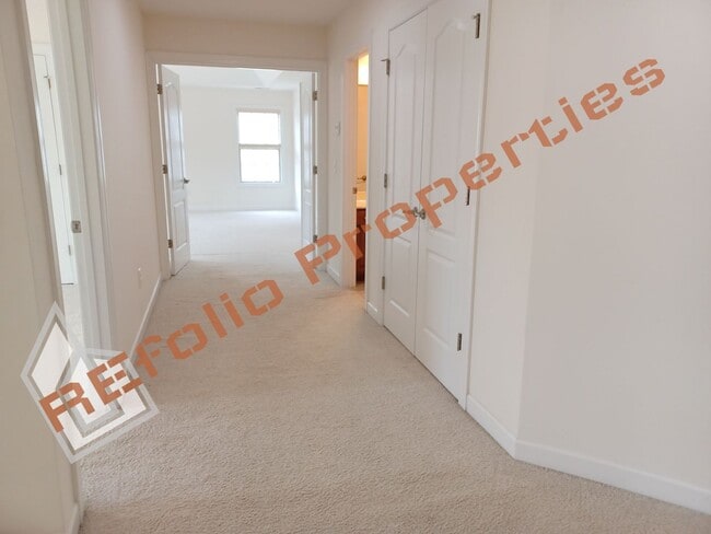 Building Photo - Lovely 5 Bedroom 4 Bathroom Single Family ...