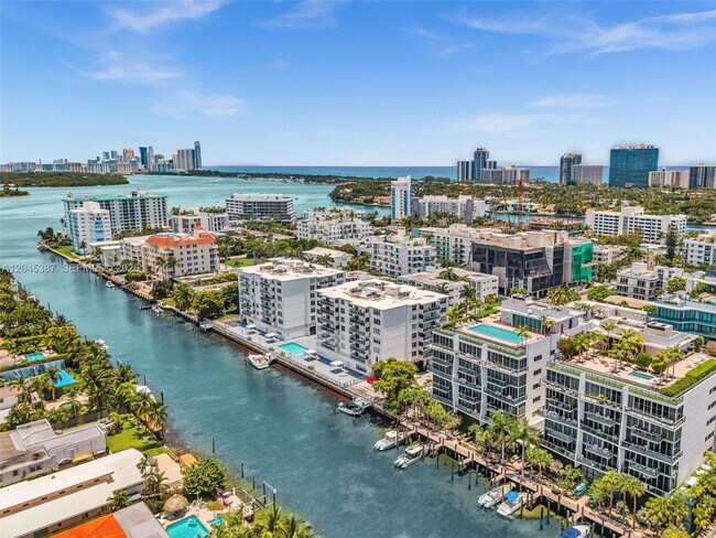 Building Photo - 9940 W Bay Harbor Dr