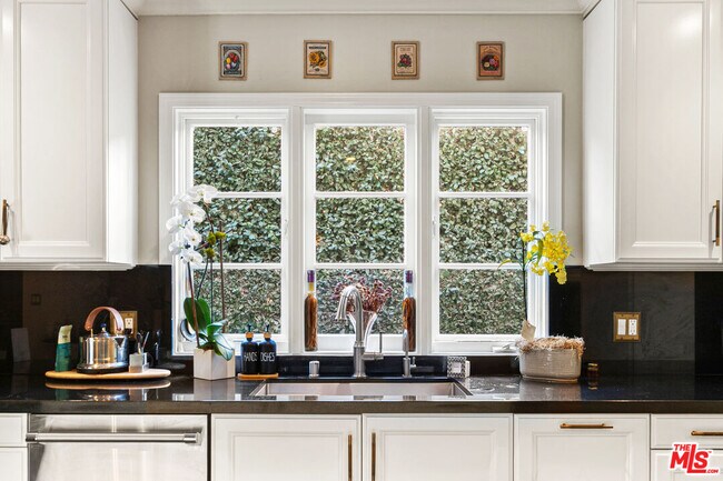 Building Photo - 401 N McCadden Pl