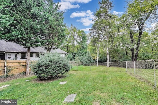 Building Photo - 9326 W Parkhill Dr