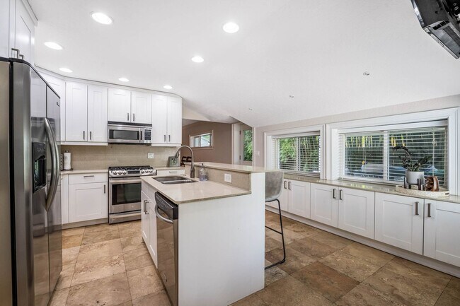 Building Photo - Hourglass District ~ Gorgeous 3/2.5 home w...