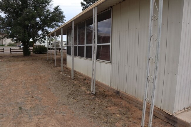 Building Photo - 790 W Green Ln