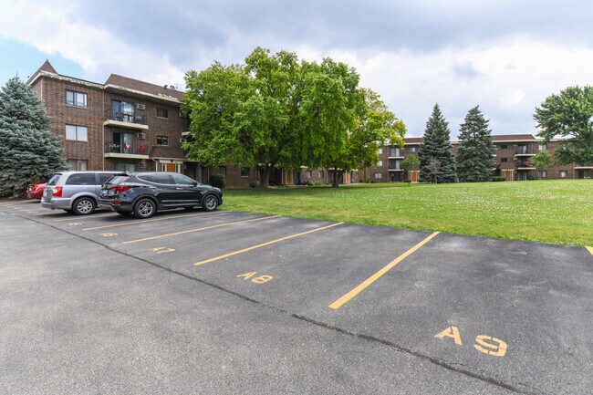 Building Photo - 953 N Rohlwing Rd
