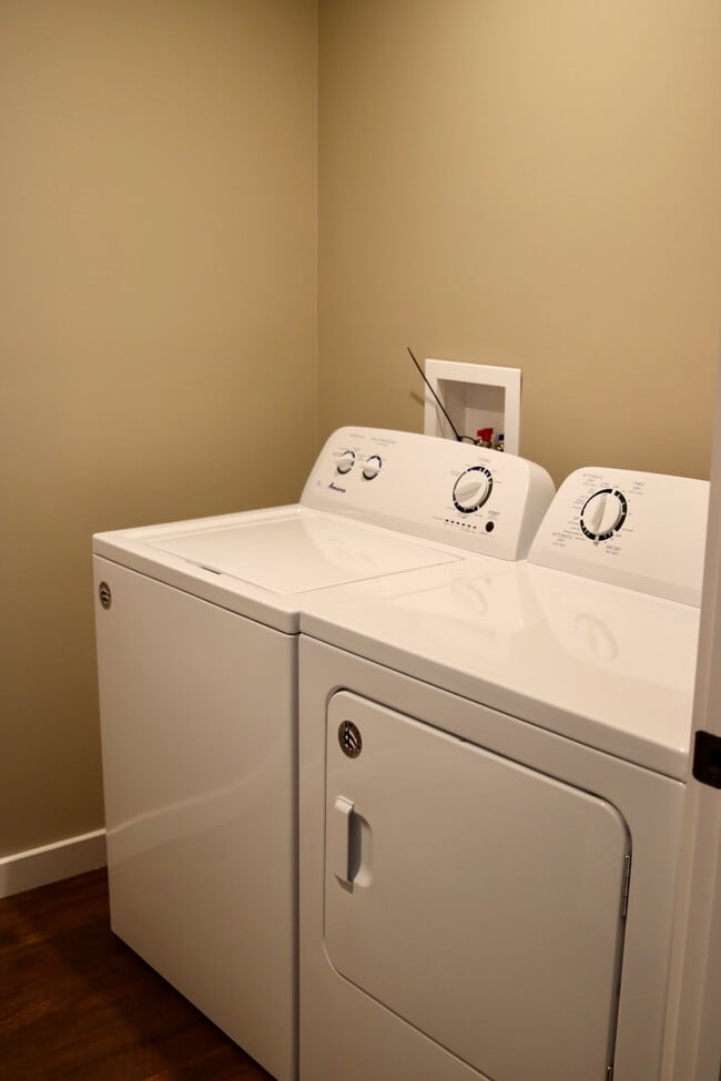 Building Photo - 5 Honey Locust Ln