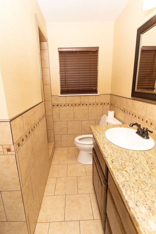 Building Photo - 910 N Carol Ave