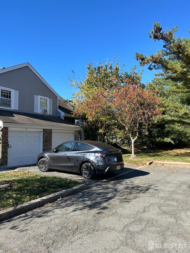 Building Photo - 8 Starlight Ct