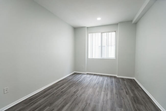 Interior Photo - 5302 Colodny Ave