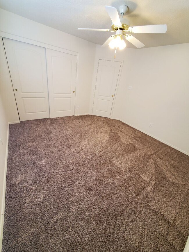 Building Photo - 3 Bedroom 2.5 Bathroom