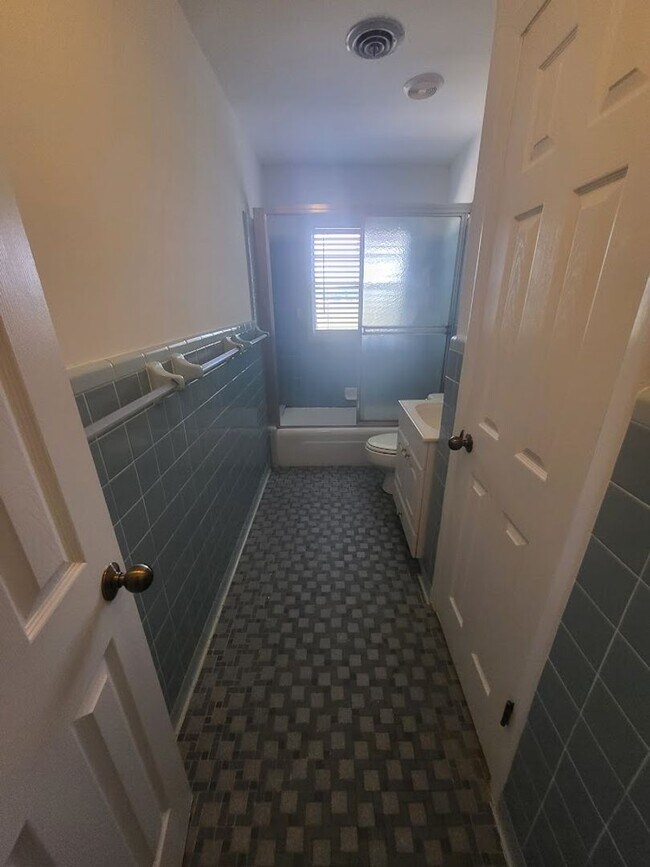 Building Photo - Little Lake Weir Waterfront FENCED 3BR/2BA on 6 Acres with Horse Barn, Private Boat Ramp & Dock