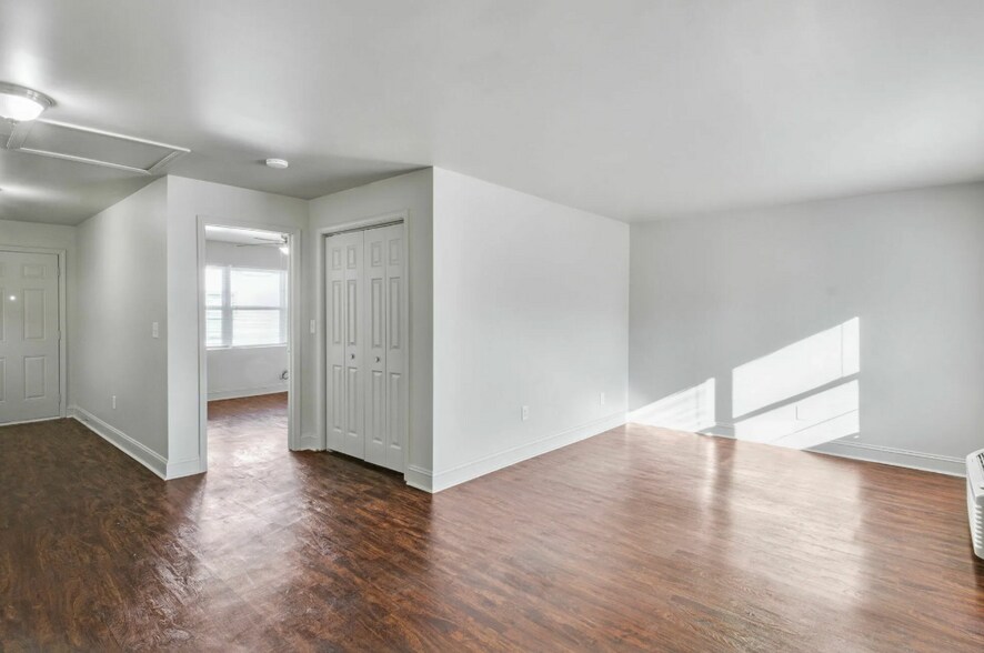 Building Photo - 969 Forest Ave