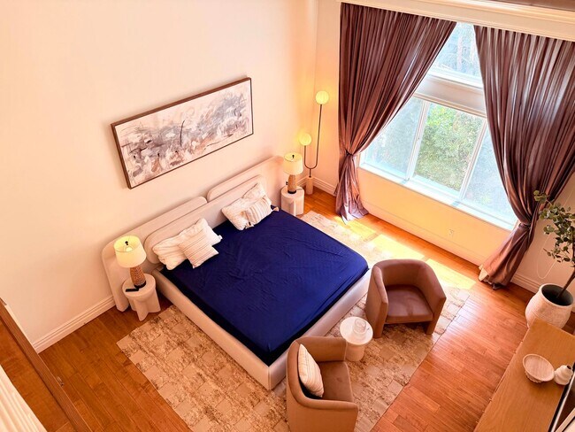 Building Photo - Sophisticated Bright & Spacious Furnished ...