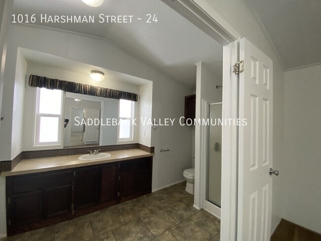 Building Photo - Spacious 3 bedroom / 2 full bathroom