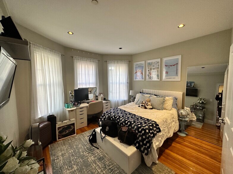 Building Photo - 148 Hillside St