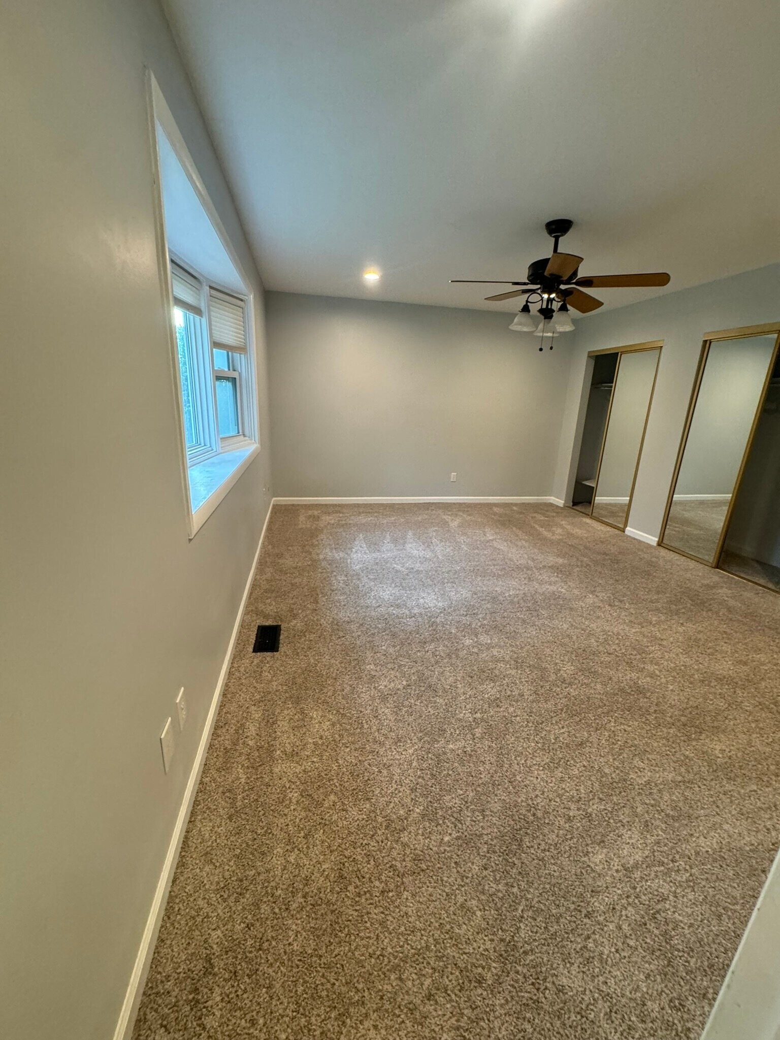 Building Photo - 992 Halcyon Dr