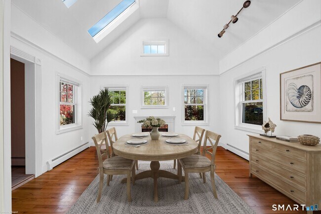 Building Photo - 90 Boston Post Rd