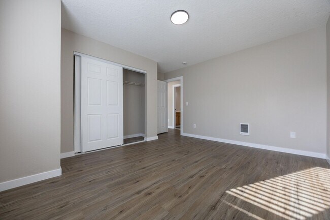 Building Photo - 3 bedroom, 2.5 bathroom home - SE Portland