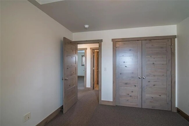 Building Photo - Beautiful 3 bedroom Townhome