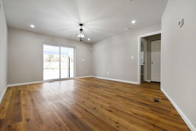 Building Photo - Pet Friendly Three Bedroom!