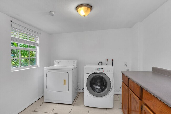 Building Photo - Beautiful home in quiet neighborhood