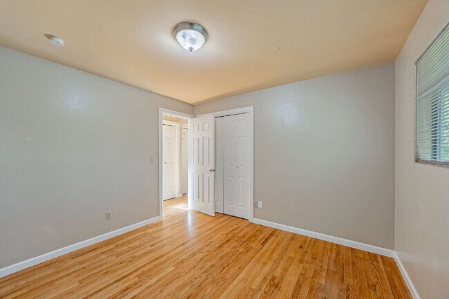 Building Photo - Five-bedroom in Kent, Scenic Hill Neighbor...
