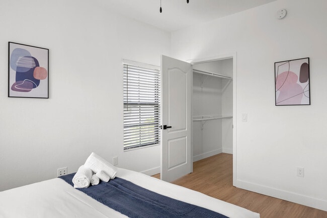 Building Photo - 875 W Pecos Rd