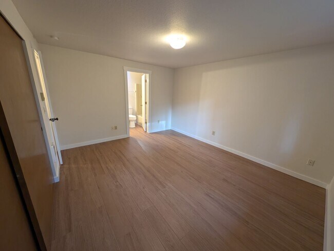 Building Photo - Manchester 3 Bedroom. Available NOW!!