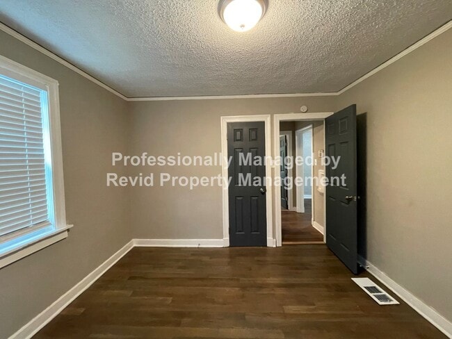 Building Photo - 1137 Catalina St