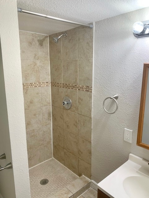 Experience the elegance of this contemporary bathroom with its beautifully tiled shower. - Barnum Park
