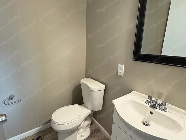 Building Photo - 525 Lake St