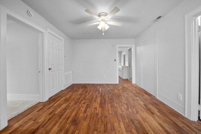 Building Photo - 1033 Helen St NE