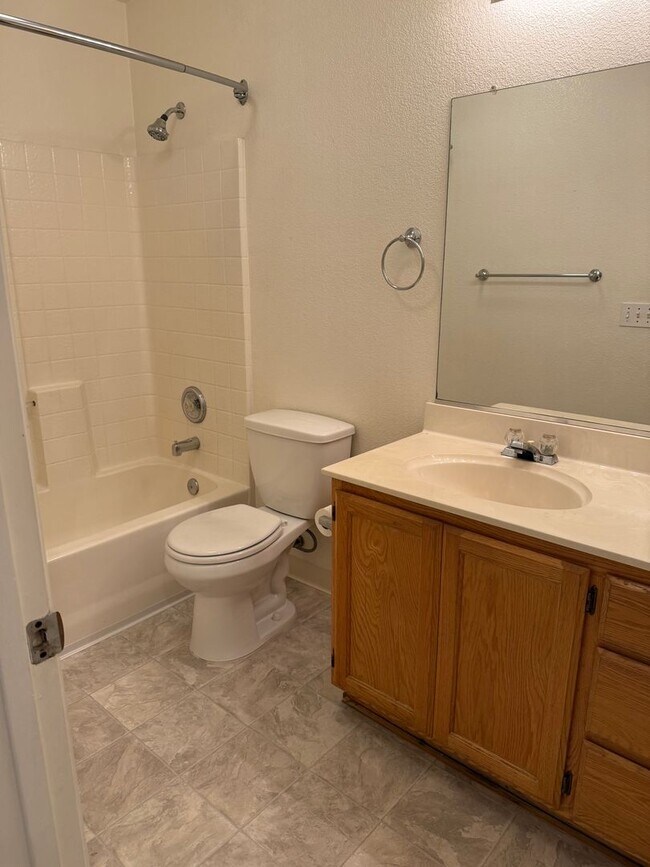Building Photo - NICE SINGLE STORY HOME NEAR PARK AND SCHOOLS!