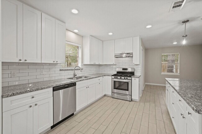 Building Photo - 105 Navajo Dr