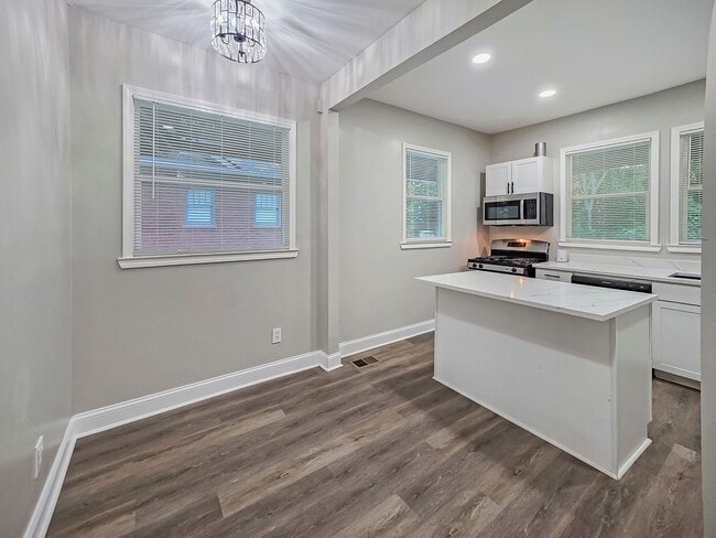 Building Photo - Beautifully Renovated 4 Bedroom Home in th...