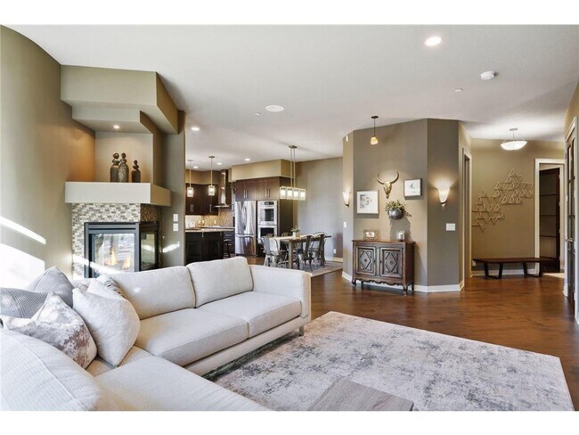 Building Photo - 555 Oak Ridge Pl