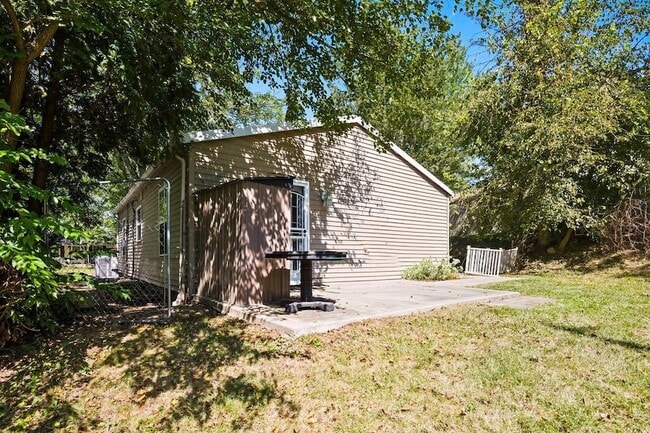 Building Photo - 455 Lakeview Dr