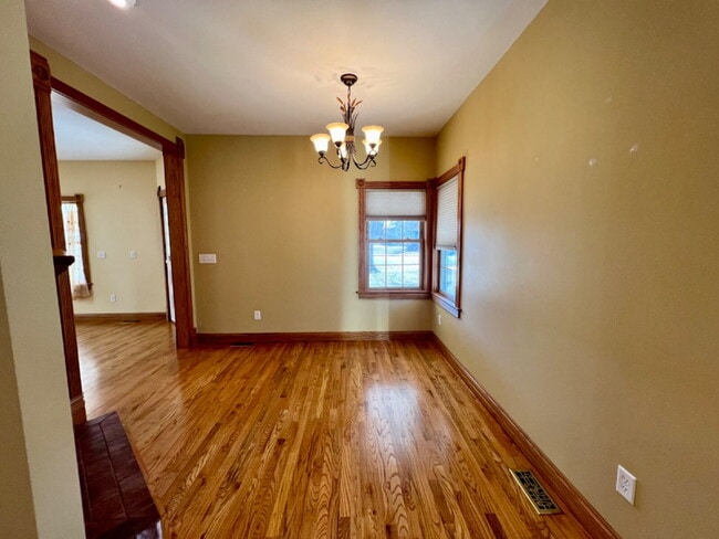 Building Photo - Charming Three Bedroom Home!