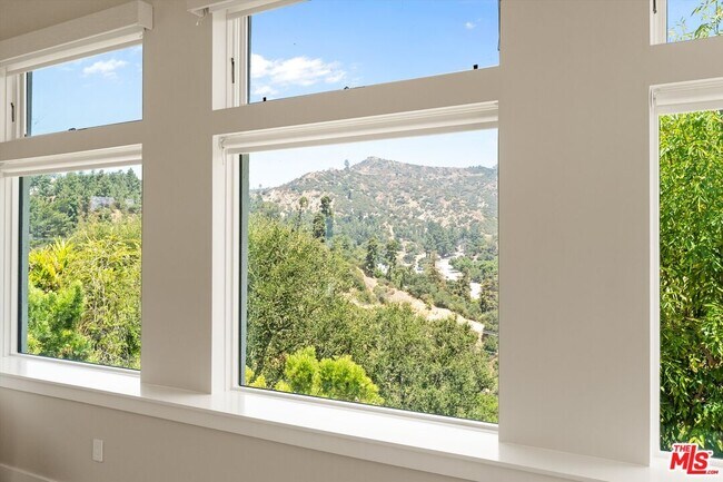 Building Photo - 2700 Glendower Ave
