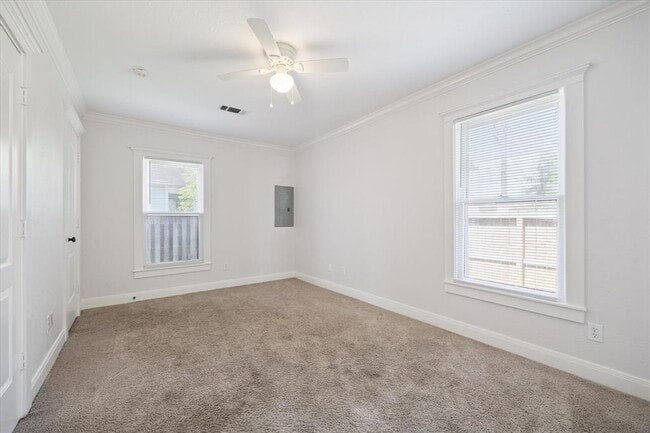 Building Photo - 402 E 29th St