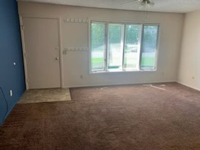 Building Photo - Spacious Heights 3 Bed!